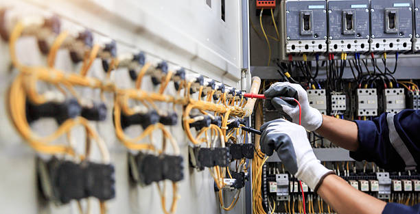 Professional Electrician technician working in Holiday, FL